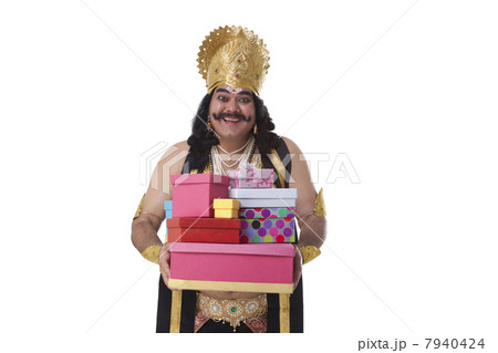 Man dressed as Raavan holding gifts 7940424