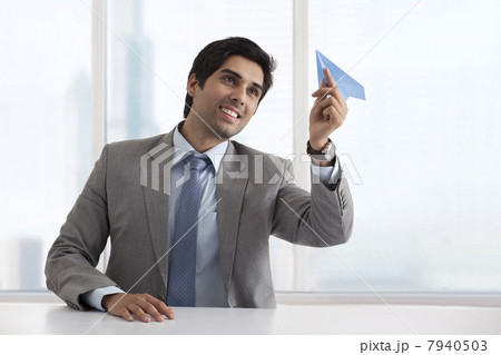 Business man holding paper airplane 7940503