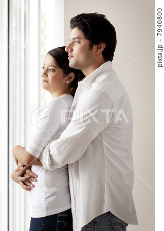 Couple looking out of window 7940800