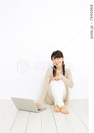 ノートパソコンを使う女の子 7940968