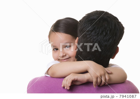 Father and daughter embracing 7941087