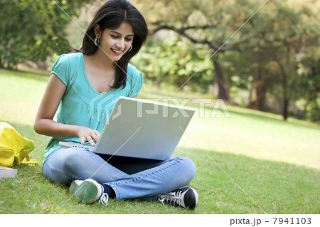 Young college student using laptop 7941103