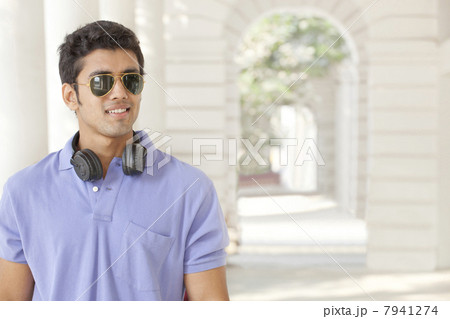 Young man wearing sunglasses looking away 7941274
