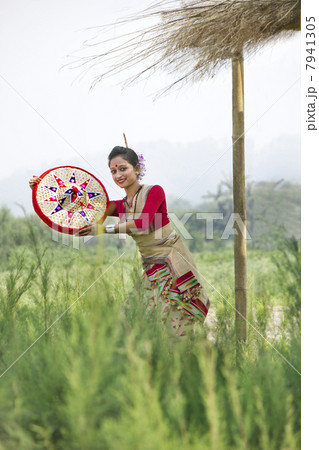 Bihu dancer holding a jaapi 7941305