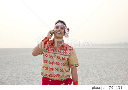 Bihu man talking on a mobile phone 7941314