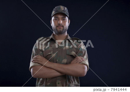 Portrait of a smiling soldier standing with his arms crossed 7941444