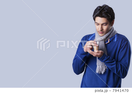 Young casual man holding chai 7941470