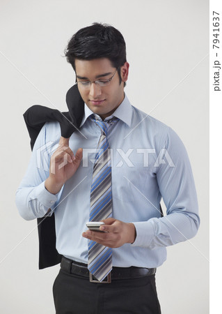 Young businessman text messaging 7941637