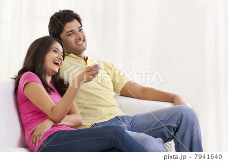 Smiling couple watching TV 7941640