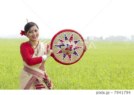 Portrait of Bihu woman holding a jaapi Portrait of Bihu woman holding a jaapi 7941794