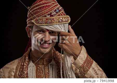 Portrait of a Gujarati groom wearing a headdress 7941998