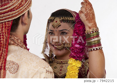 Gujarati bride putting a garland on a groom 7942215