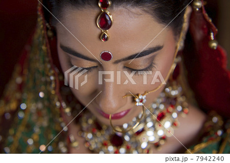 Close up of beautiful brides bindi Close up of beautiful brides bindi 7942240