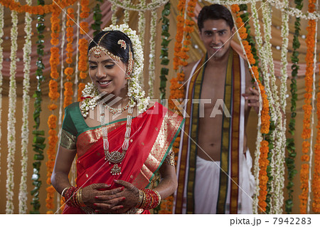 Smiling young couple on their wedding day Smiling young couple on their wedding day 7942283