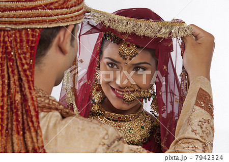 Gujarati bride and groom 7942324