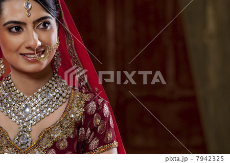 Close-up of an attractive young woman in wedding dress 7942325