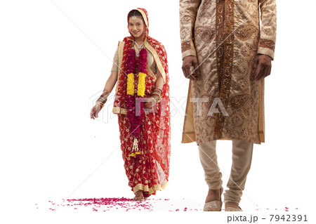 Bride sprinkling petals on the floor 7942391
