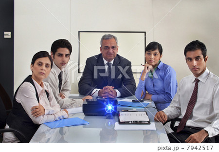 Business people watching a projection presentation 7942517