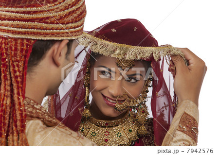 Gujarati bride and groom 7942576