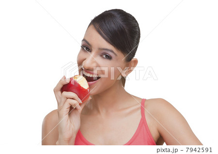 Close-up portrait of pretty woman with bitten apple 7942591