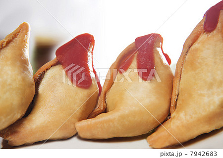 Ready to eat samosas with tomato sauce 7942683