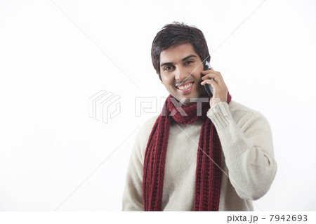 Portrait of young man talking on cell phone 7942693