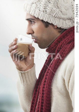Young man drinking tea 7942694