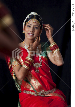 Young bride getting ready for her wedding 7942721