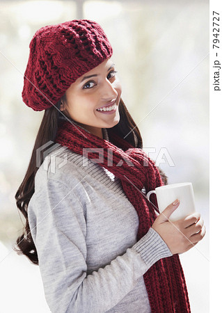 Portrait of young woman holding tea cup 7942727