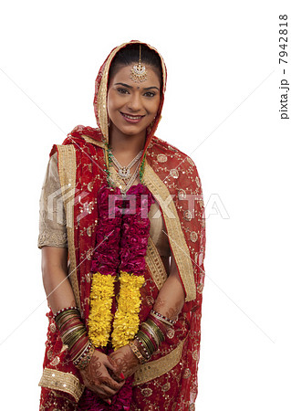 Portrait of a Gujarati bride with a garland 7942818