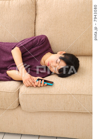 スマートフォンを持ったまま寝る女性 スマートフォンを持ったまま寝る女性 7943080