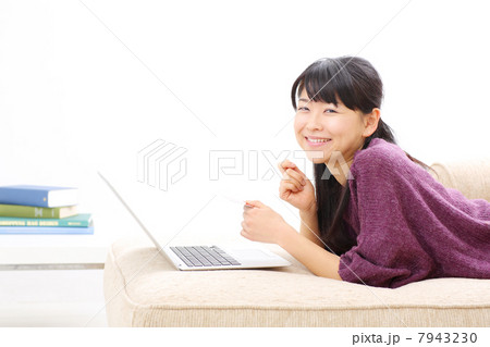ノートパソコンを使う女の子 ノートパソコンを使う女の子 7943230
