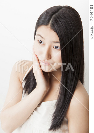 ストレートの黒髪の女性　 7944481