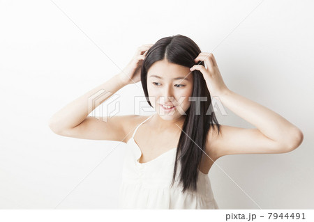ストレートの黒髪の女性　 7944491