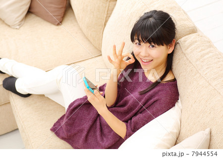 スマートフォンを使う女の子 7944554