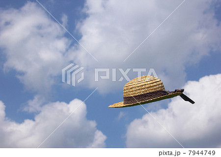 麦わら帽子と青空 7944749