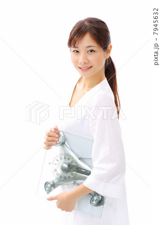 体重計を持つ女性 7945632
