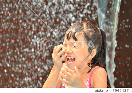 プールで遊ぶ女の子 7946487