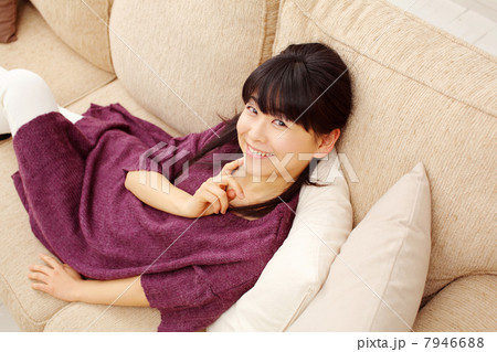 ソファでくつろぐ女の子 ソファでくつろぐ女の子 7946688