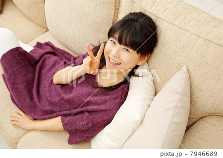 ソファでくつろぐ女の子 7946689