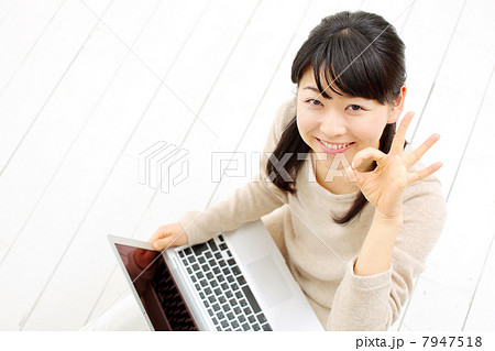 ノートパソコンを使う女の子 俯瞰 の写真素材