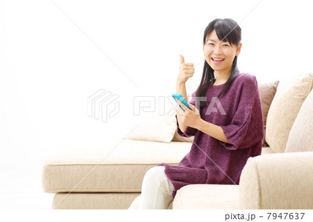 スマートフォンを使う女の子 7947637