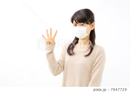 指で番号を見せる女性 指で番号を見せる女性 7947729