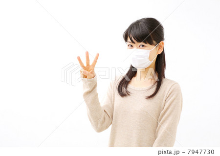 指で番号を見せる女性 指で番号を見せる女性 7947730