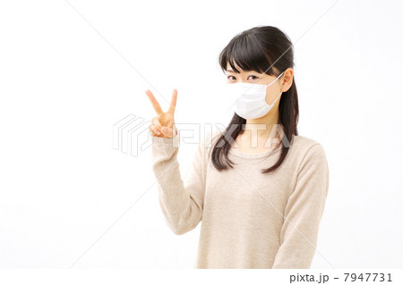 指で番号を見せる女性 指で番号を見せる女性 7947731