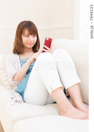 ソファーでくつろぐ女性 7948135