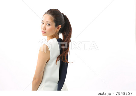 振り返る女性 7948257