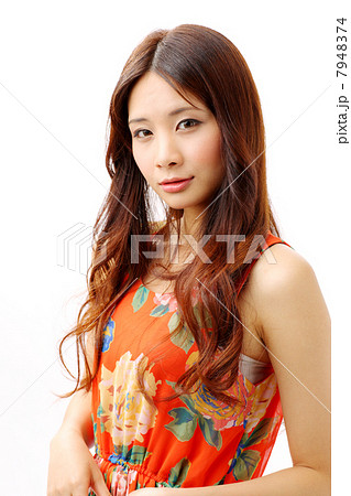 ウェーブヘアの女性 7948374