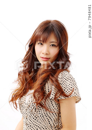 ウェーブヘアの女性 7948481
