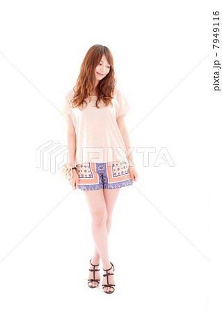 爽やかでカラフルな春夏ファッションで嬉しそうにうつむく若い日本の女性 爽やかでカラフルな春夏ファッションで嬉しそうにうつむく若い日本の女性 7949116